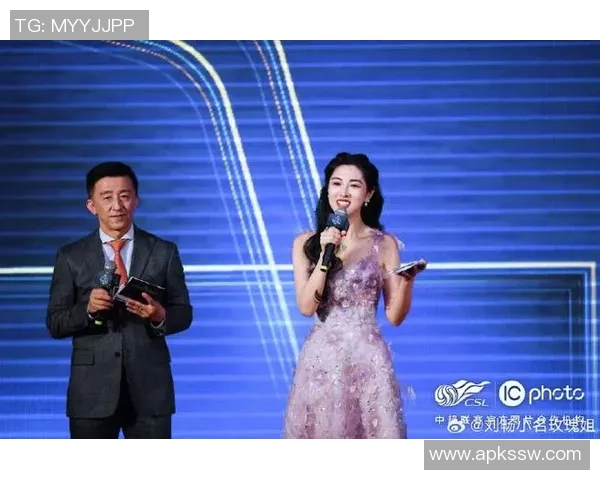 天下足球最新女主持人风采展现引领足球界新潮流